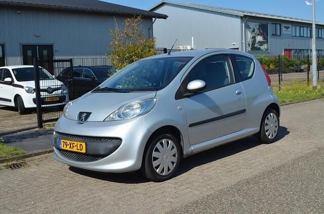 Grijs Gebruikt 2007 Peugeot 107 Hatchback | € 1.499 (Eerlijke prijs) - Afbeelding 1/4