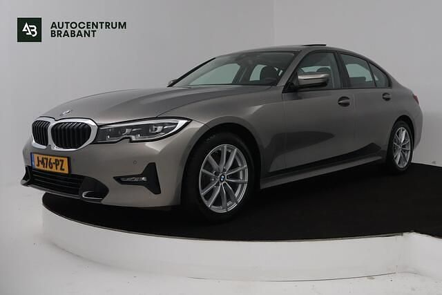 Grijs Occasion 2020 BMW 320 Executive Sedan | € 29.945 (Super prijs) - Afbeelding 1/4
