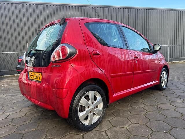 Occasion Toyota Aygo 68 PK (50 kW) 2010 Rood Hatchback