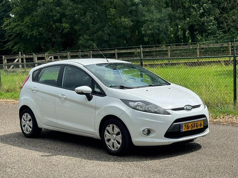 Wit Gebruikt 2011 Ford Fiesta Trend Hatchback | € 2.750 (Eerlijke prijs) - Afbeelding 1/4