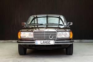 Bruin480 manganbraun metallic Gebruikt 1983 Mercedes 230 Coupé | € 44.980 - Afbeelding 1/4