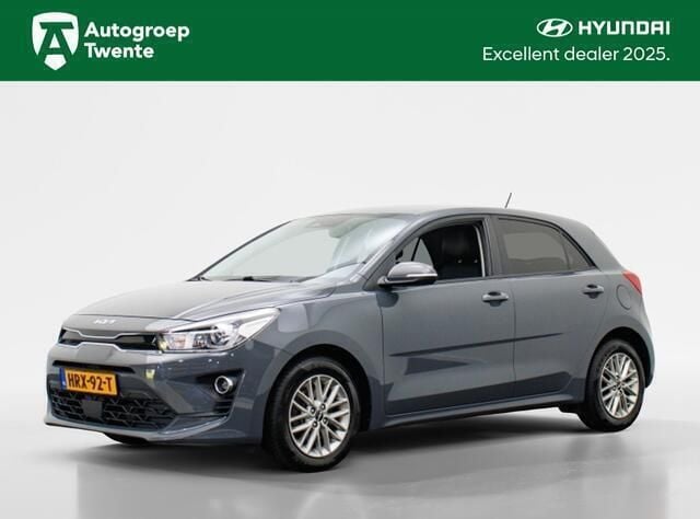 Grijs Gebruikt 2022 Kia Rio Hatchback | € 16.450 (Eerlijke prijs) - Afbeelding 1/4