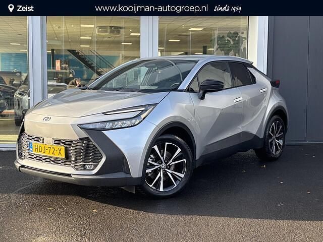 Shimmering silver metallic (grijs metallic) Gebruikt 2025 Toyota C-HR+ SUV | € 36.700 - Afbeelding 1/3