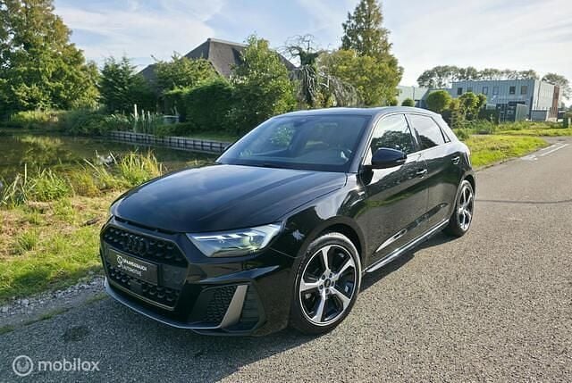 Zwart Gebruikt 2024 Audi A1 Sportback S-Line Hatchback | € 28.995 (Eerlijke prijs) - Afbeelding 1/4