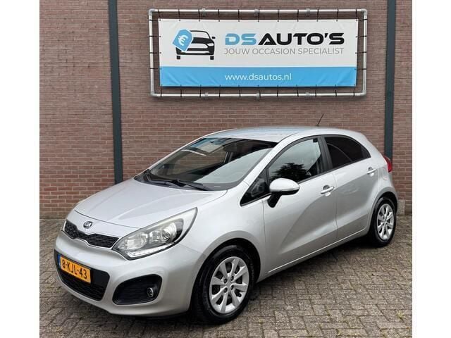 Grijs Gebruikt 2013 Kia Rio Plus Hatchback | € 3.899 (Eerlijke prijs) - Afbeelding 1/4