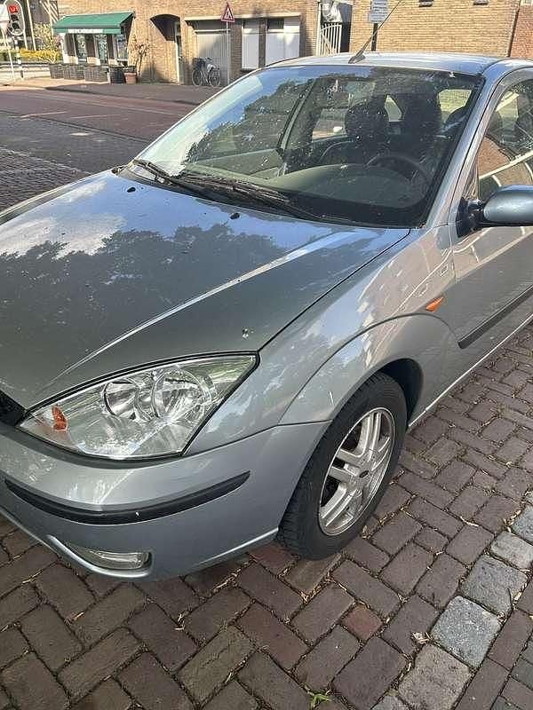 Grijs Occasion 2004 Ford Focus Futura Hatchback | € 1.990 (Eerlijke prijs) - Afbeelding 1/4