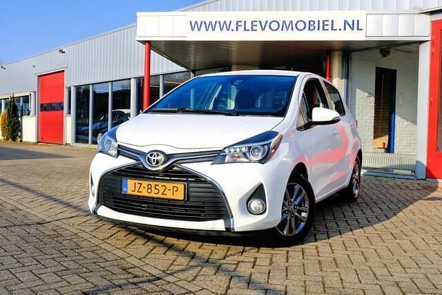 Wit Occasion 2016 Toyota Yaris Trend Hatchback | € 8.250 (Goede deal) - Afbeelding 1/4