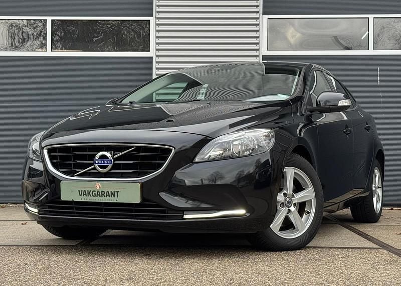Zwart Gebruikt 2015 Volvo V40 Kinetic Stationwagen | € 10.950 (Eerlijke prijs) - Afbeelding 1/4