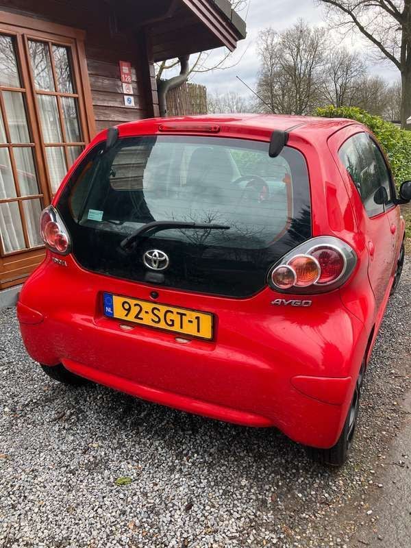 Rood Gebruikt 2011 Toyota Aygo Hatchback | € 2.450 (Eerlijke prijs) - Afbeelding 1/4