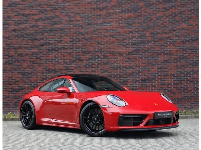 Rood Occasion 2023 Porsche 911 Carrera 4 GTS Chrono Coupé | € 182.950 (Super prijs) - Afbeelding 1/4