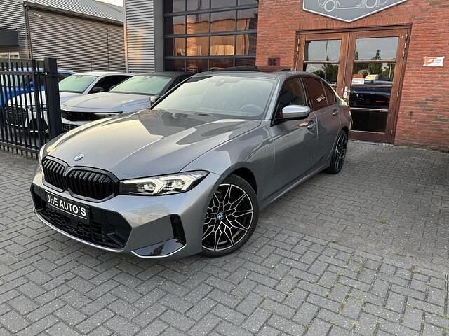 Grijs Gebruikt 2024 BMW 318 M Sport Sedan | € 42.950 (Iets duurder) - Afbeelding 1/4
