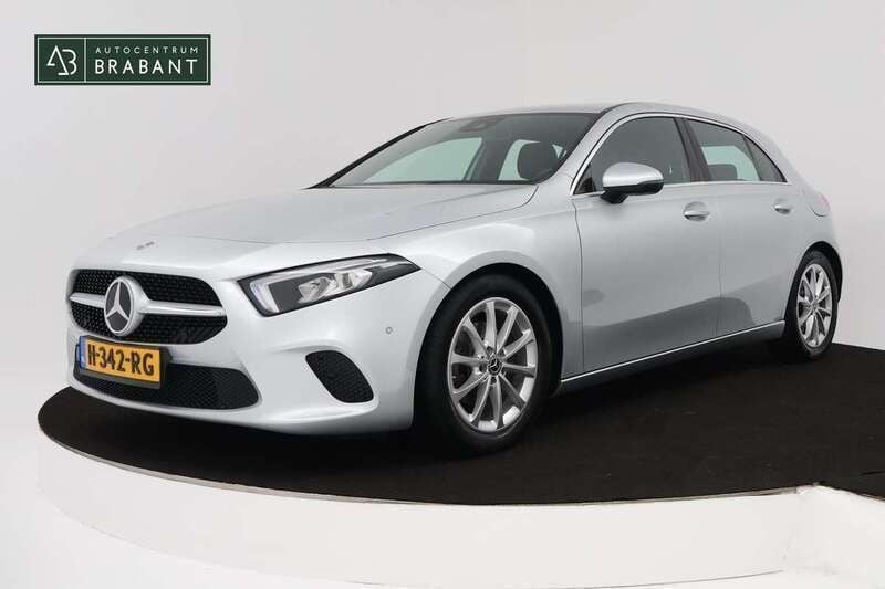 Grijs Gebruikt 2020 Mercedes A180 Advantage Hatchback | € 21.945 (Super prijs) - Afbeelding 1/4