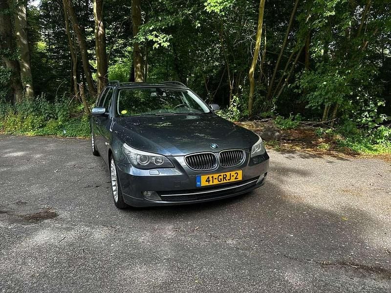 Grijs Gebruikt 2008 BMW 523 Stationwagen | € 6.250 (Goede deal) - Afbeelding 1/4