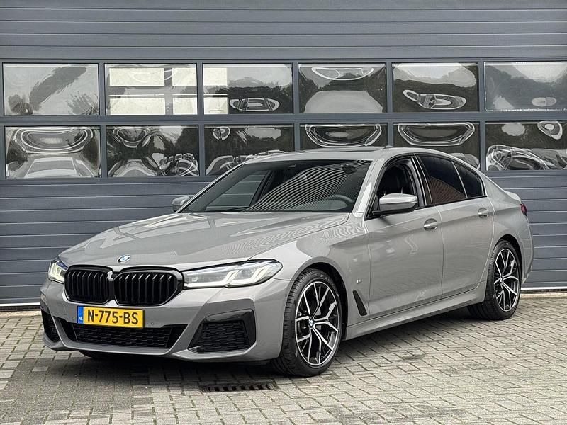 Grijs Gebruikt 2021 BMW 520 M Sport Sedan | € 40.999 (Iets duurder) - Afbeelding 1/3