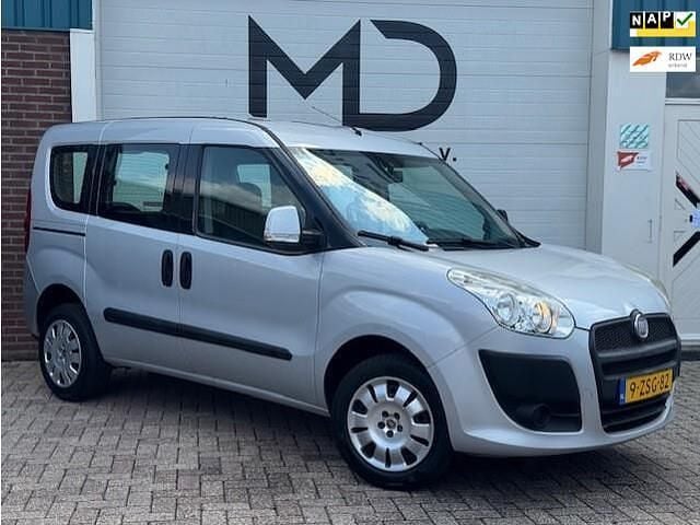 Grijs Gebruikt 2013 Fiat Doblò Dynamic MPV | € 9.945 - Afbeelding 1/4