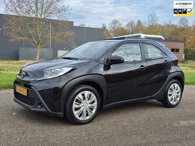 Zwart Occasion 2023 Toyota Aygo X Play SUV | € 15.950 (Eerlijke prijs) - Afbeelding 1/4
