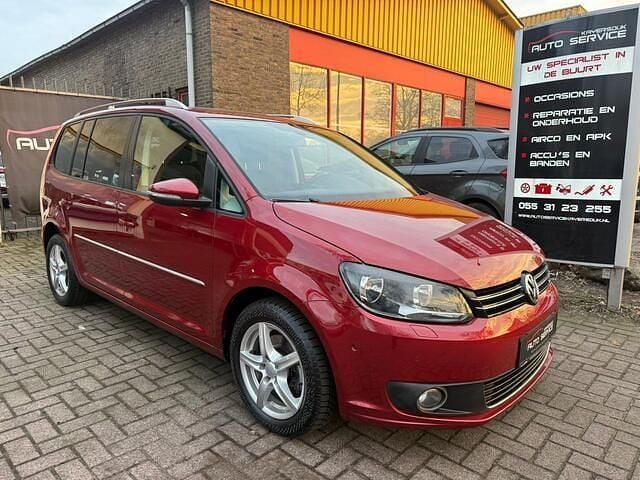 Rood Occasion 2010 VW Touran Highline MPV | € 6.499 (Eerlijke prijs) - Afbeelding 1/4