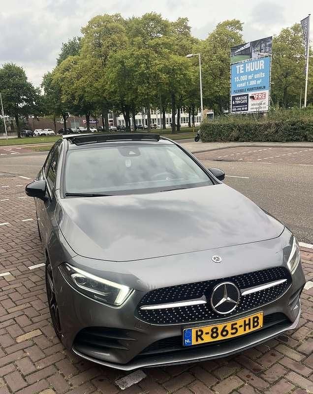 Grijs Gebruikt 2022 Mercedes A180 AMG Stationwagen | € 30.999 (Iets duurder) - Afbeelding 1/4