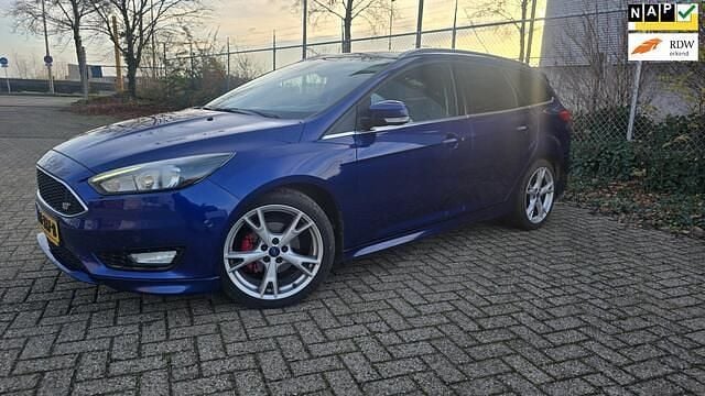 Blauw Gebruikt 2016 Ford Focus ST-Line Stationwagen | € 6.200 (Goede deal) - Afbeelding 1/4