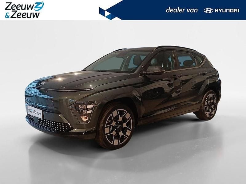 Cypress green metallic (t2p) Nieuw 2025 Hyundai Kona Comfort SUV | € 30.950 (Super prijs) - Afbeelding 1/4