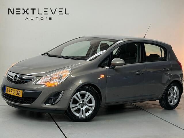 Bruin (metallic) Occasion 2011 Opel Corsa Edition Hatchback | € 7.450 (Eerlijke prijs) - Afbeelding 1/4