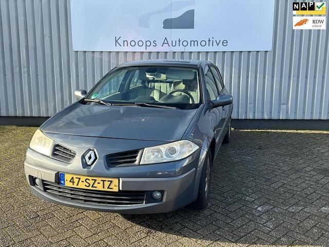Grijs, metallic lak Gebruikt 2006 Renault Mégane II Dynamique Hatchback | € 1.445 (Eerlijke prijs) - Afbeelding 1/4