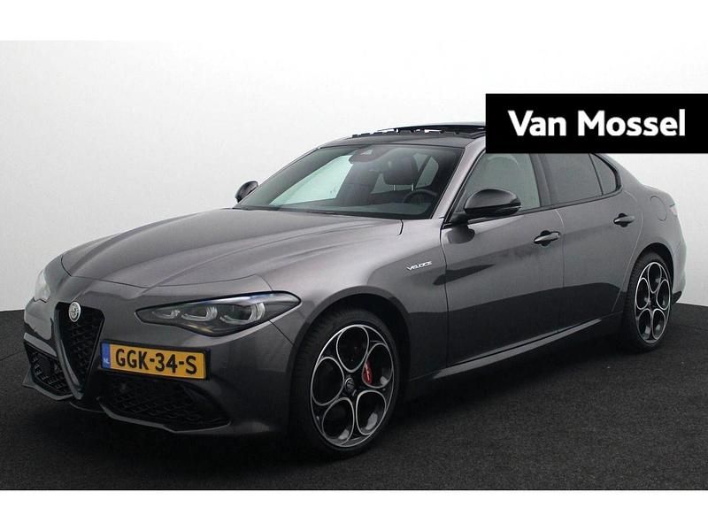 Grijs Gebruikt 2024 Alfa Romeo Giulia Veloce Sedan | € 59.640 (Eerlijke prijs) - Afbeelding 1/3
