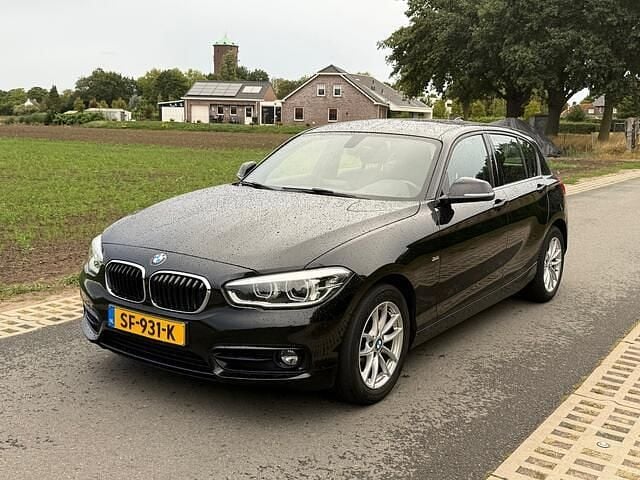 Zwart Gebruikt 2018 BMW 116 Executive Hatchback | € 12.450 (Goede deal) - Afbeelding 1/4