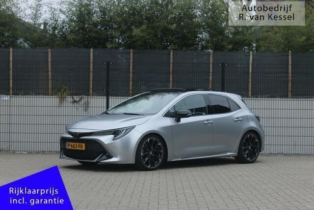 Grijs Gebruikt 2022 Toyota Corolla Plus Hatchback | € 25.990 (Eerlijke prijs) - Afbeelding 1/4