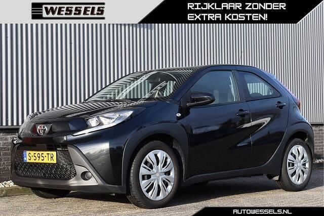 Zwart Occasion 2023 Toyota Aygo X Play SUV | € 14.500 (Super prijs) - Afbeelding 1/4