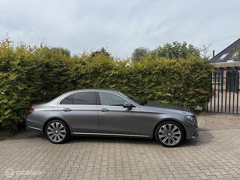 Grijs Gebruikt 2016 Mercedes E350 Prestige Sedan | € 35.995 (Eerlijke prijs) - Afbeelding 1/4