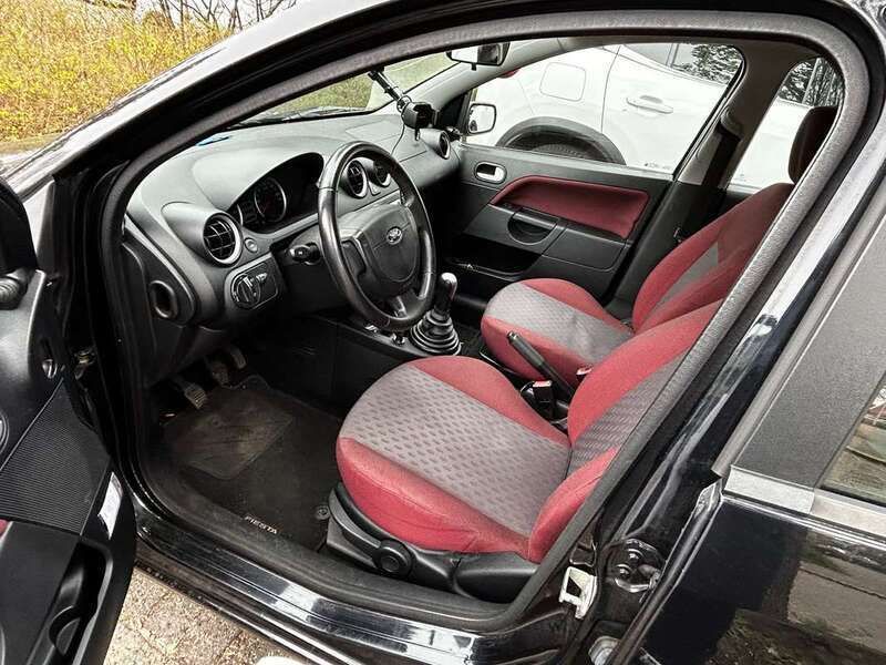 Zwart Gebruikt 2004 Ford Fiesta Futura Hatchback | € 2.399 (Iets duurder) - Afbeelding 1/4