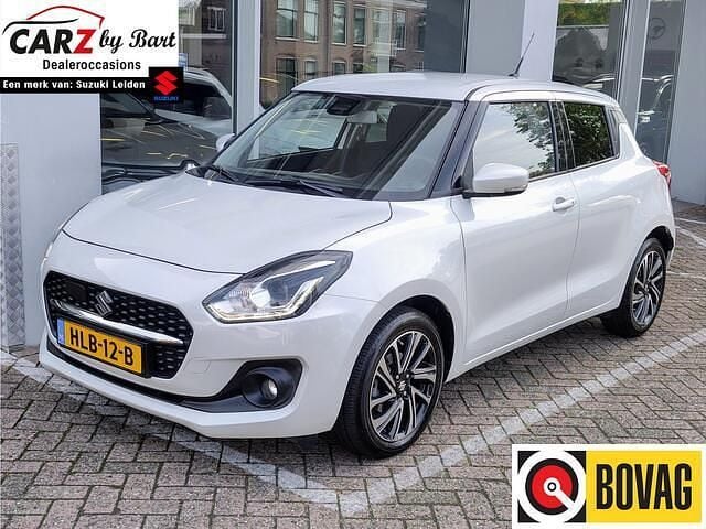 Wit Gebruikt 2023 Suzuki Swift Style Hatchback | € 21.745 (Eerlijke prijs) - Afbeelding 1/4