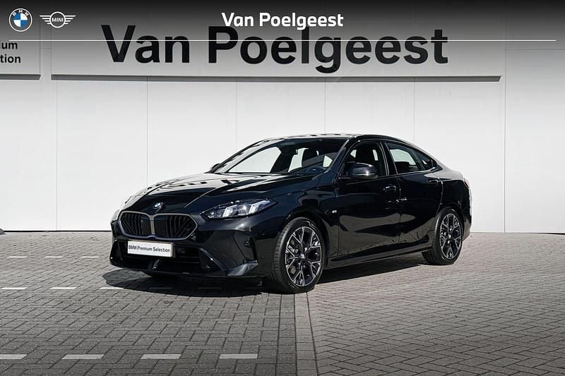 Black sapphire metallic (zwart metallic) Gebruikt 2025 BMW 220 M Sport Coupé | € 43.900 (Super prijs) - Afbeelding 1/4