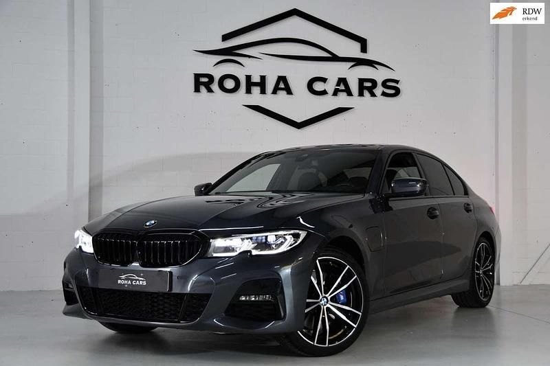 Grijs Gebruikt 2021 BMW 330e Executive Sedan | € 36.945 (Eerlijke prijs) - Afbeelding 1/4