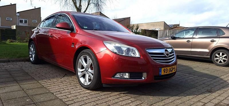 Rood Gebruikt 2009 Opel Insignia Cosmo Sedan | € 9.999 (Duur) - Afbeelding 1/4