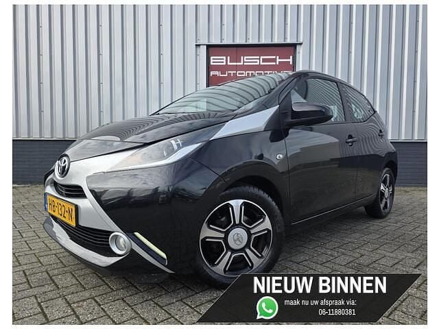 Zwart Gebruikt 2015 Toyota Aygo X-play Hatchback | € 6.995 (Eerlijke prijs) - Afbeelding 1/4