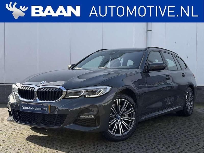 Grijs Gebruikt 2021 BMW 330e M Sport Stationwagen | € 31.595 (Goede deal) - Afbeelding 1/4