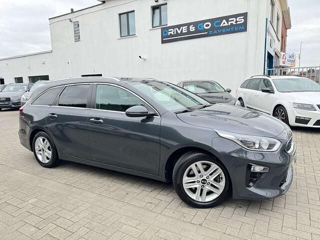 Grijs Gebruikt 2022 Kia Ceed Stationwagen | € 20.950 (Goede deal) - Afbeelding 1/4