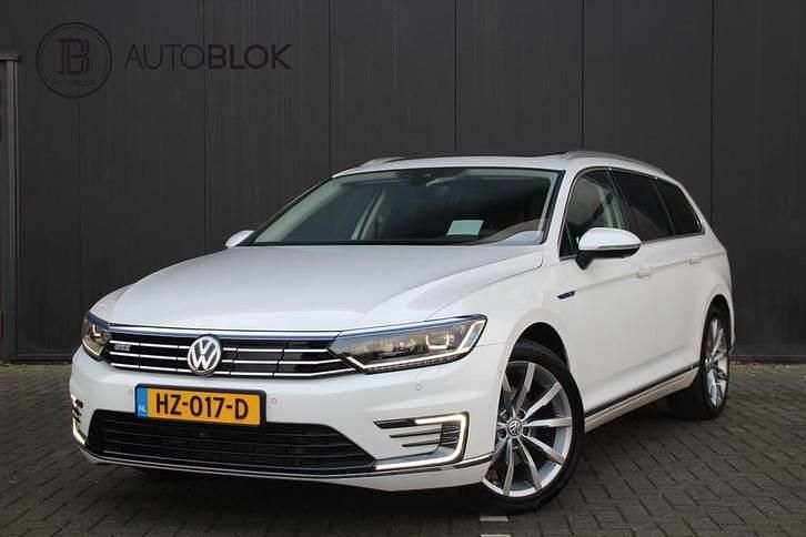 Wit Occasion 2015 VW Passat Highline Stationwagen | € 14.445 (Eerlijke prijs) - Afbeelding 1/3