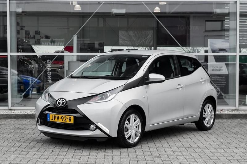 Occasion Toyota Aygo X-wave 69 PK (50 kW) 2016 Zwart Hatchback
