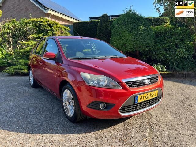Rood Gebruikt 2008 Ford Focus Titanium Hatchback | € 2.445 (Eerlijke prijs) - Afbeelding 1/4