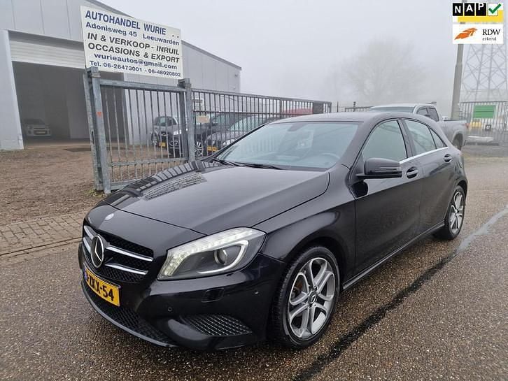 Zwart Occasion 2015 Mercedes A180 Edition Hatchback | € 8.445 (Eerlijke prijs) - Afbeelding 1/4
