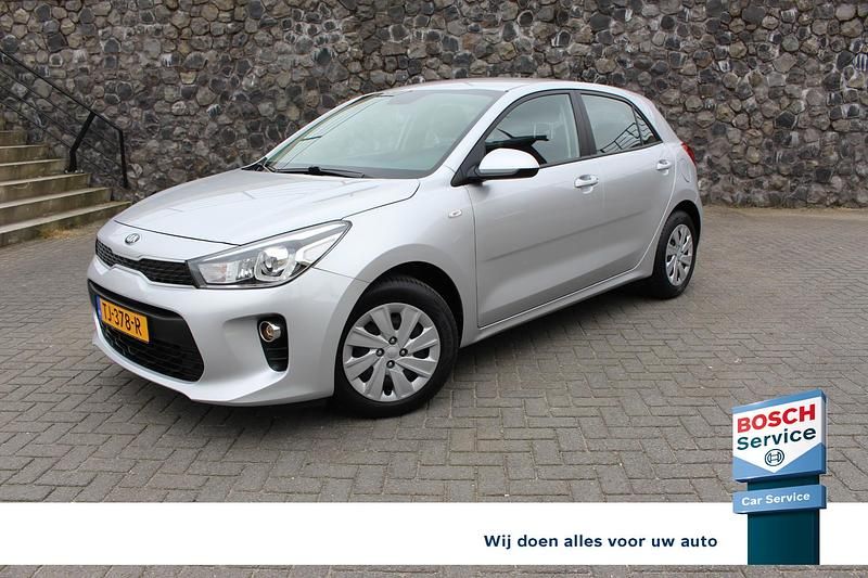 Grijs, metallic lak Gebruikt 2018 Kia Rio Comfort Hatchback | € 12.350 (Eerlijke prijs) - Afbeelding 1/4
