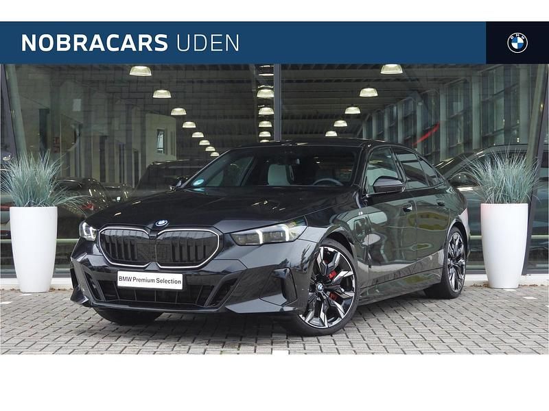 Zwart Gebruikt 2025 BMW 550e M Sport Sedan | € 89.450 (Eerlijke prijs) - Afbeelding 1/4