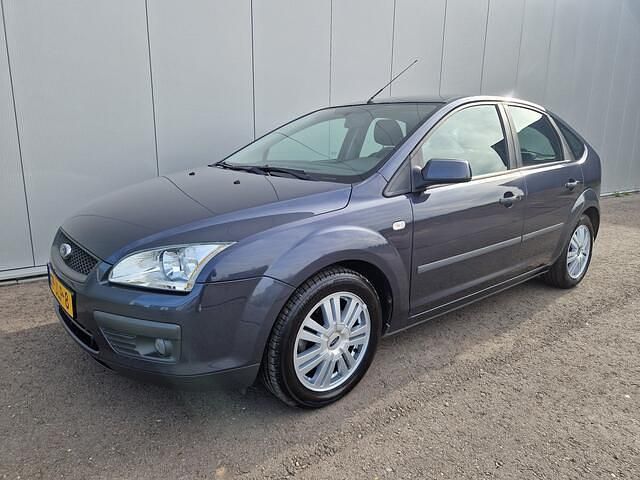 Grijs Occasion 2007 Ford Focus Hatchback | € 2.950 (Eerlijke prijs) - Afbeelding 1/4
