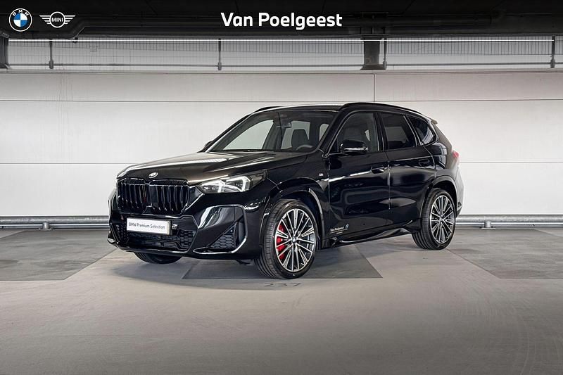 Saphirschwarz metallic (zwart metallic) Gebruikt 2025 BMW X1 Comfort Edition SUV | € 58.500 (Duur) - Afbeelding 1/4