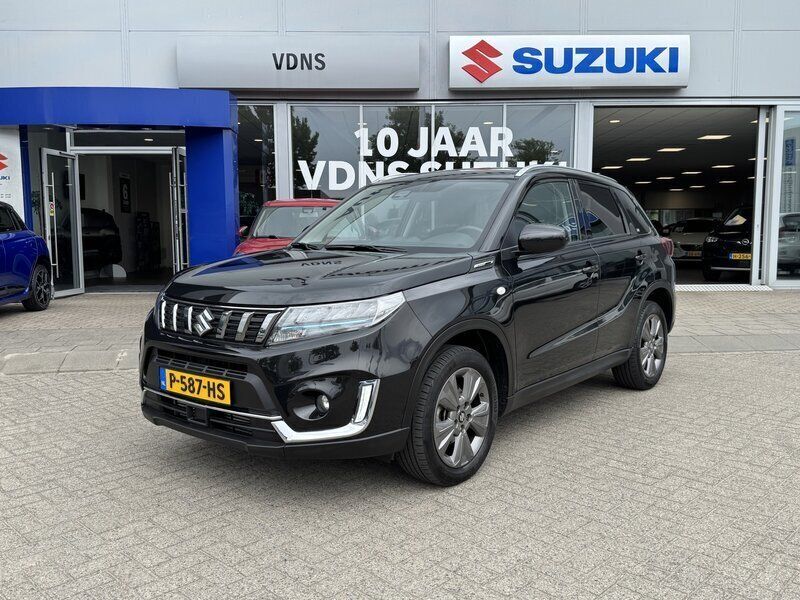 Zwart Gebruikt 2021 Suzuki Vitara SUV | € 24.945 (Eerlijke prijs) - Afbeelding 1/4