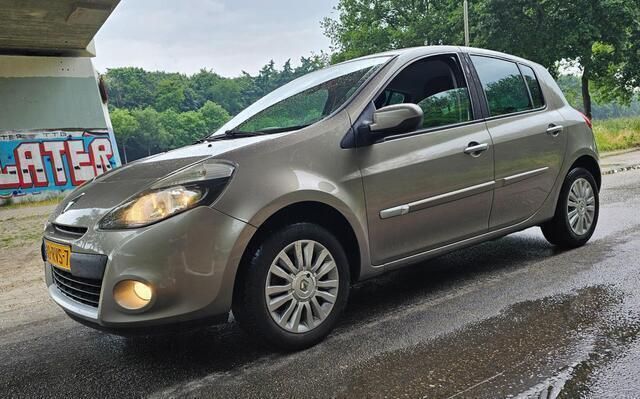 Bruin Gebruikt 2011 Renault Clio R.S. Hatchback | € 4.950 (Eerlijke prijs) - Afbeelding 1/4