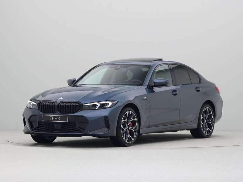 Blauw, metallic lak Nieuw 2025 BMW 330e M Sport Sedan | € 72.814 (Iets duurder) - Afbeelding 1/4